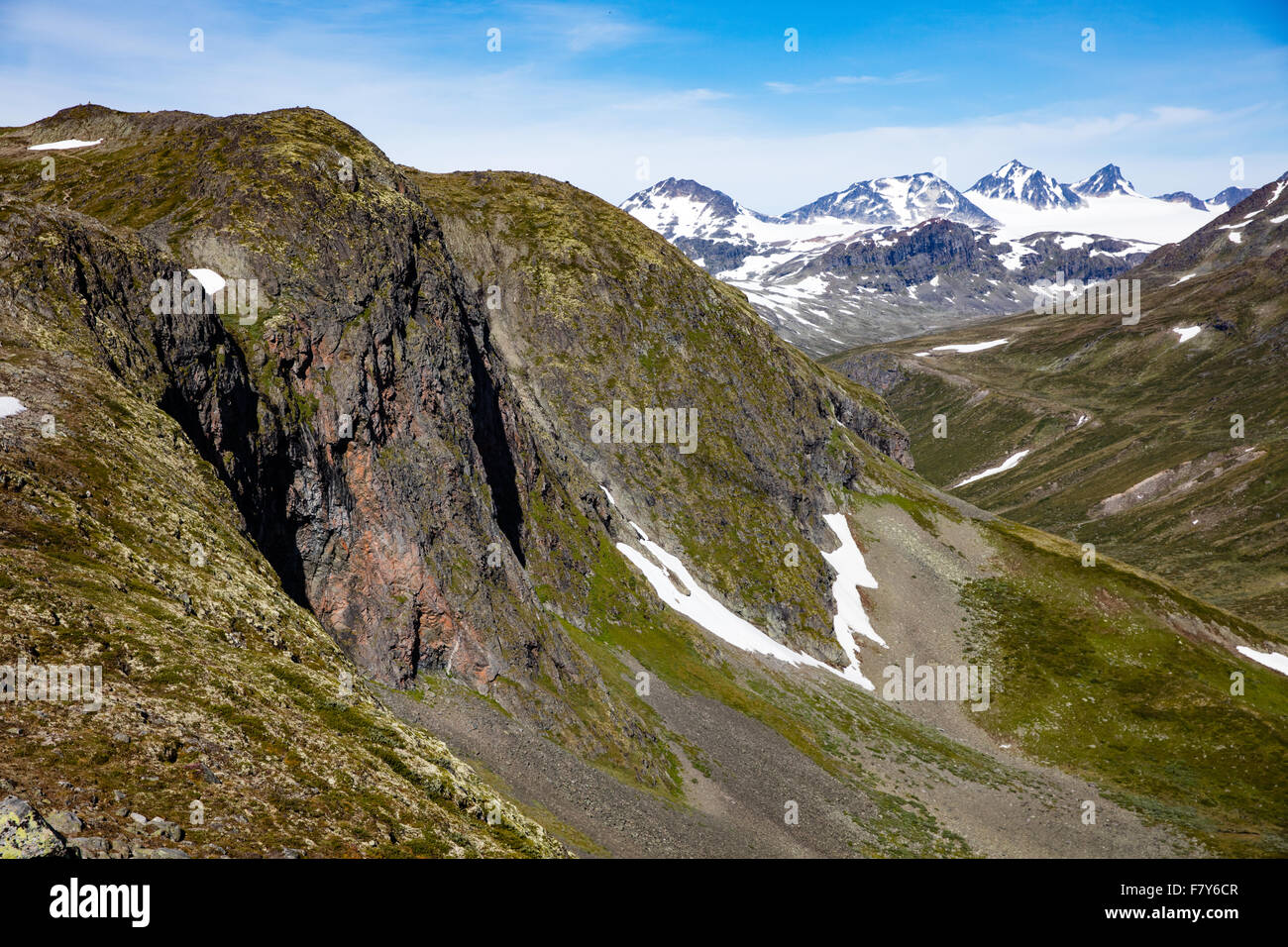 Murs escarpés des Memurudalen vers l'Memuru glaciers et Memurutinden dans le parc national de Jotunheimen de Norvège Banque D'Images