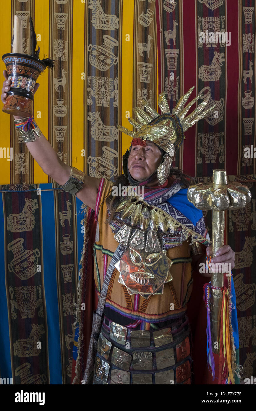 Luis Romani Quispe porte Inca Inca vêtements et visiter des sites touristiques à la pointe de touristes qui prennent des photos de lui. Banque D'Images