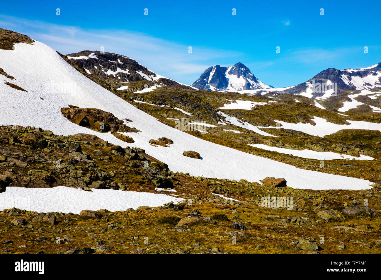 Dans les hautes terres du parc national de Jotunheimen en Norvège à la recherche vers Semeltinden Gjendebu du sentier à Memurubu Banque D'Images
