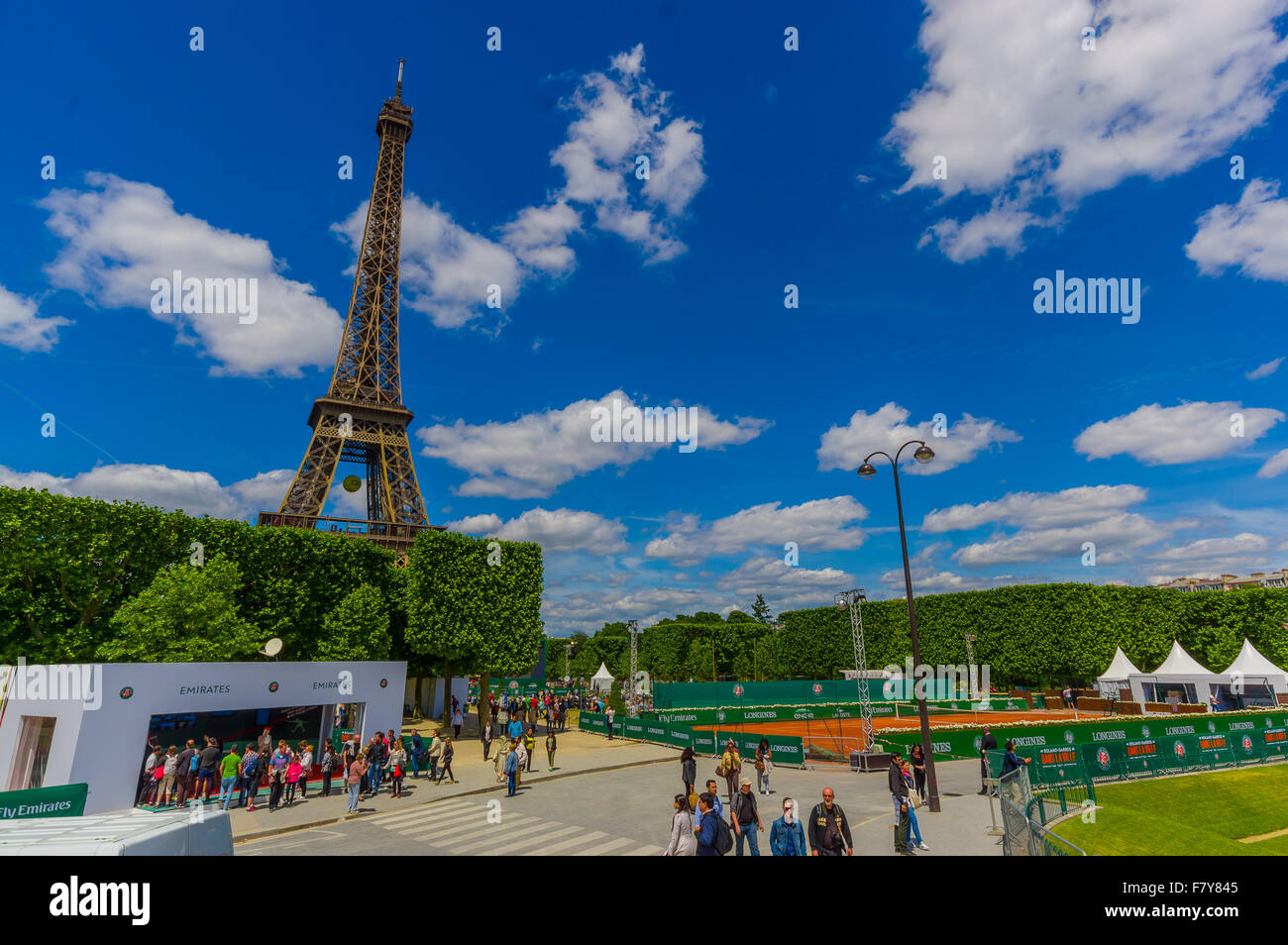 PARIS, FRANCE - 1 juin 2015 : : Court de tennis sous la magnifique tour  Eiffel, commémorant l'Open de France Roland Garros Tournam Photo Stock -  Alamy