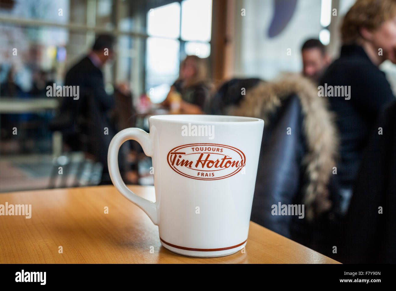 Le 30 novembre 2015, Montréal, Canada. La tasse de café français frais sur  une table à l'intérieur d'un temps Hortons Restaurant le matin avec Co  Photo Stock - Alamy
