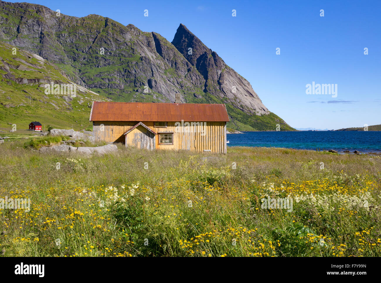 Domaine grange à Vindstad Bunesfjord sur les rivages de l'ouest près de Riene - Lofoten, Norvège Banque D'Images