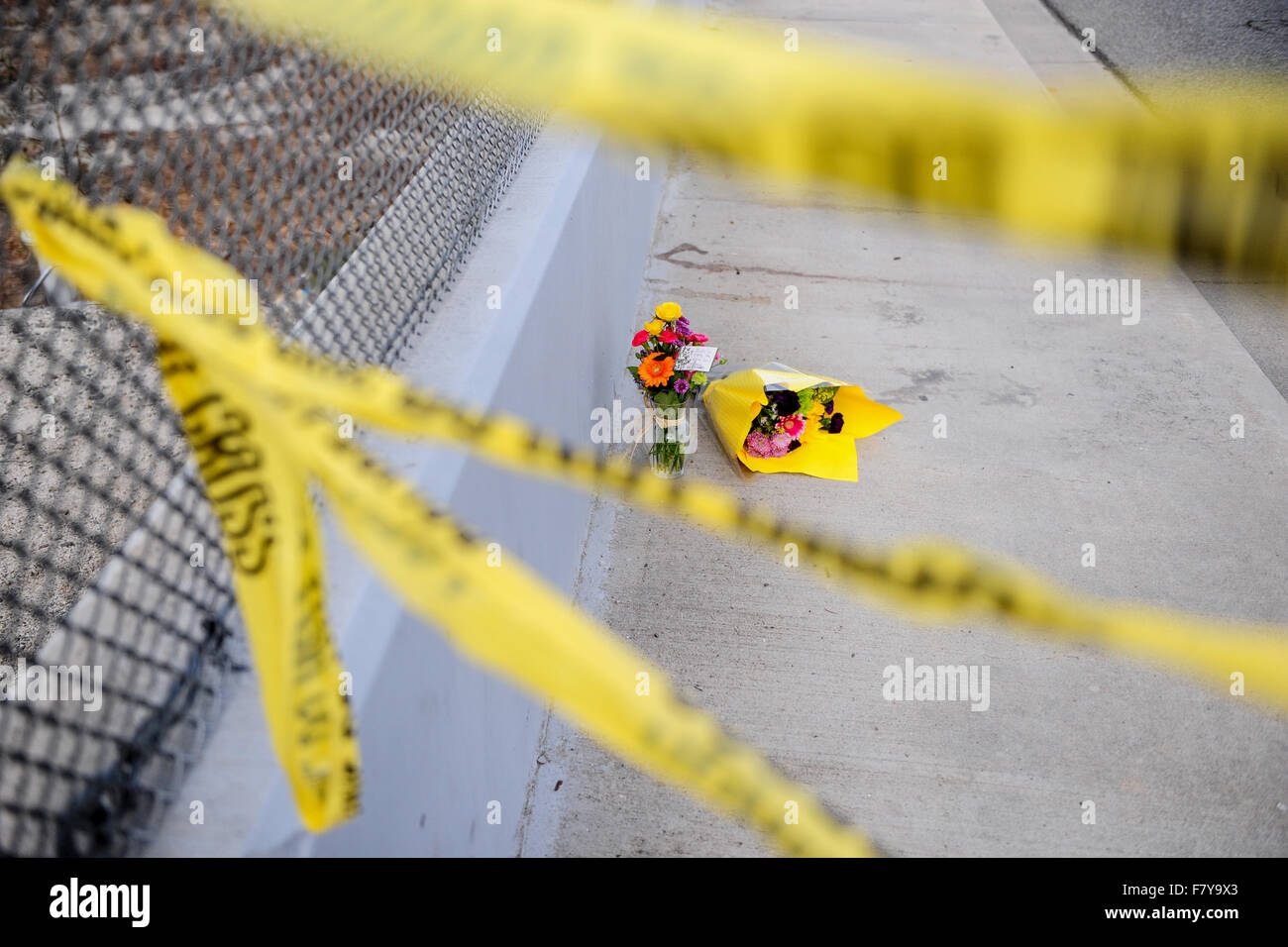 San Bernardino, Californie, USA. 19Th Mar, 2015. Les fleurs sont laissés sur le bord de la route que la police bloque la route menant au site de la prise de masse à San Bernardino, Californie, le 3 décembre 2015. La police continue d'enquêter sur un tir de masse à l'intérieur du Centre régional de San Bernardino, qui a fait au moins 14 morts et 21 autres blessés. Credit : Chaoqun Zhang/Xinhua/Alamy Live News Banque D'Images