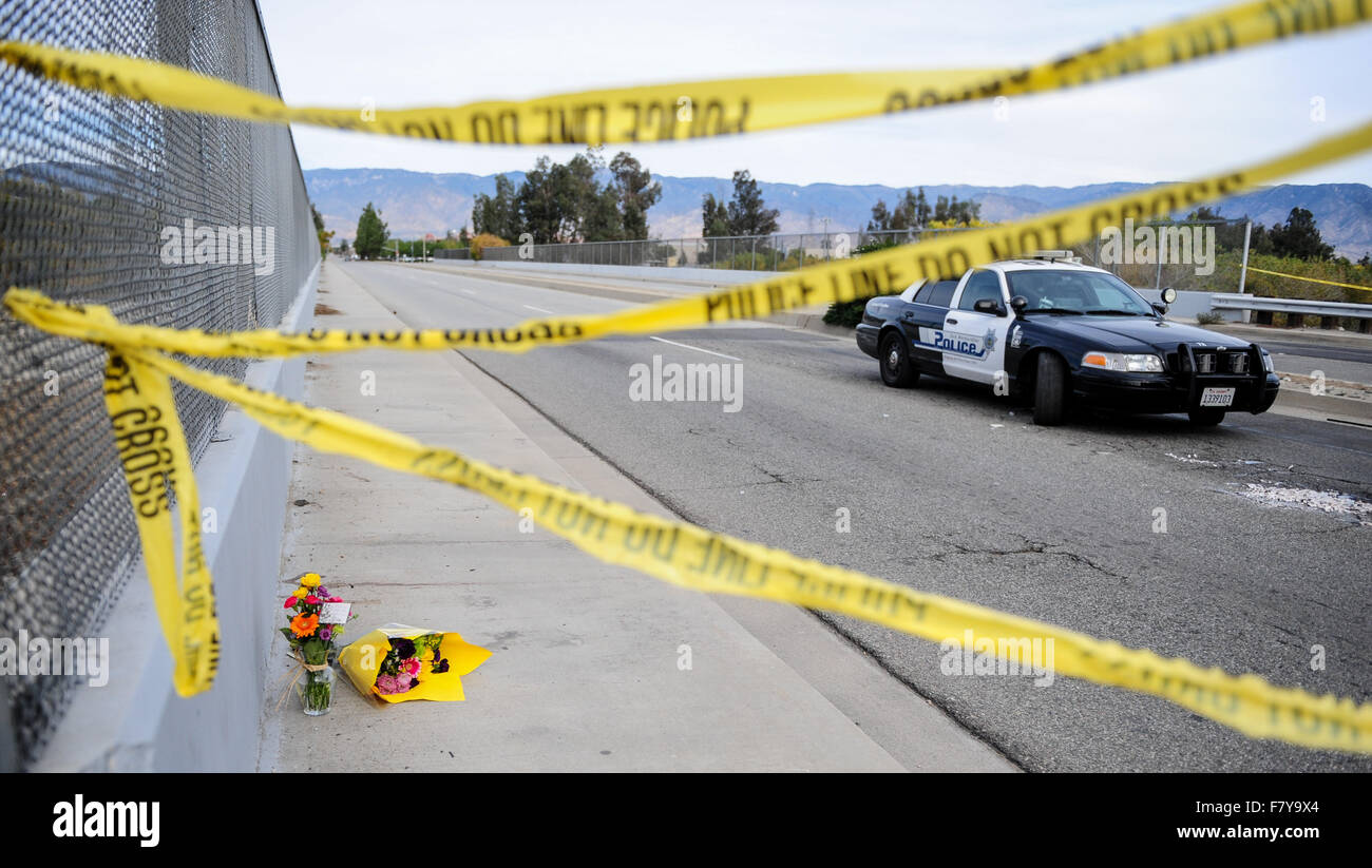 San Bernardino, Californie, USA. 19Th Mar, 2015. Les fleurs sont laissés sur le bord de la route que la police bloque la route menant au site de la prise de masse à San Bernardino, Californie, le 3 décembre 2015. La police continue d'enquêter sur un tir de masse à l'intérieur du Centre régional de San Bernardino, qui a fait au moins 14 morts et 21 autres blessés. Credit : Chaoqun Zhang/Xinhua/Alamy Live News Banque D'Images