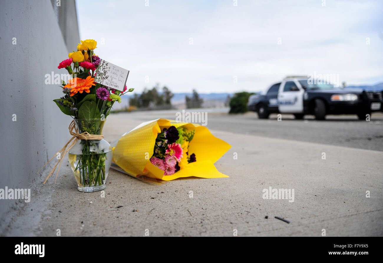 San Bernardino, Californie, USA. 19Th Mar, 2015. Les fleurs sont laissés sur le bord de la route que la police bloque la route menant au site de la prise de masse à San Bernardino, Californie, le 3 décembre 2015. La police continue d'enquêter sur un tir de masse à l'intérieur du Centre régional de San Bernardino, qui a fait au moins 14 morts et 21 autres blessés. Credit : Chaoqun Zhang/Xinhua/Alamy Live News Banque D'Images