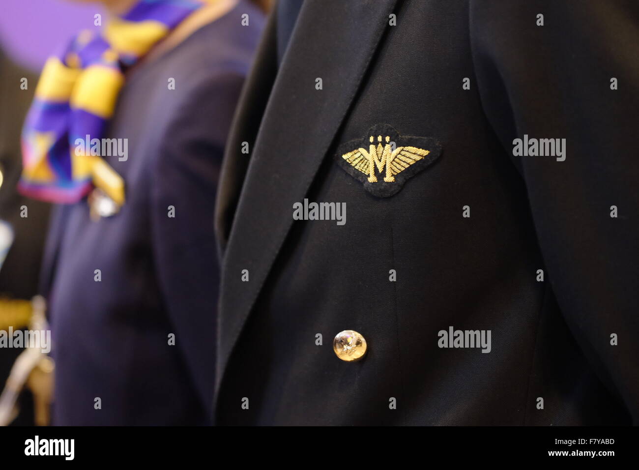 La compagnie aérienne, Monarch ailes cousus sur veste uniforme d'une  hôtesse de l'air Photo Stock - Alamy