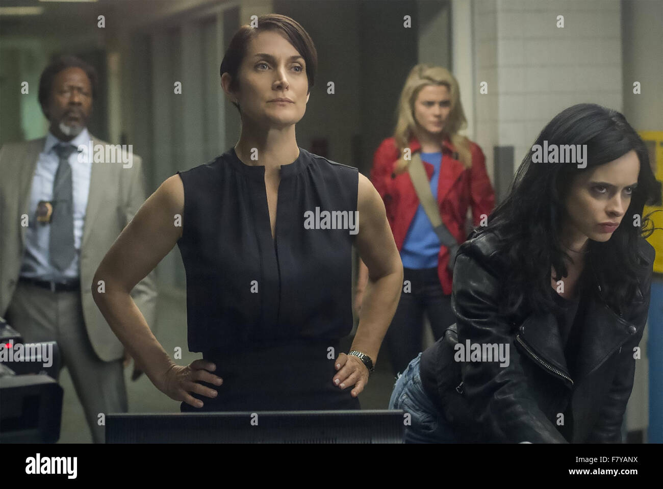 JESSICA JONES 2015 film Netflix avec de gauche à droite : Clarke Peters, Carrie-Anne Moss, Rachael Taylor, Krysten Ritter Banque D'Images
