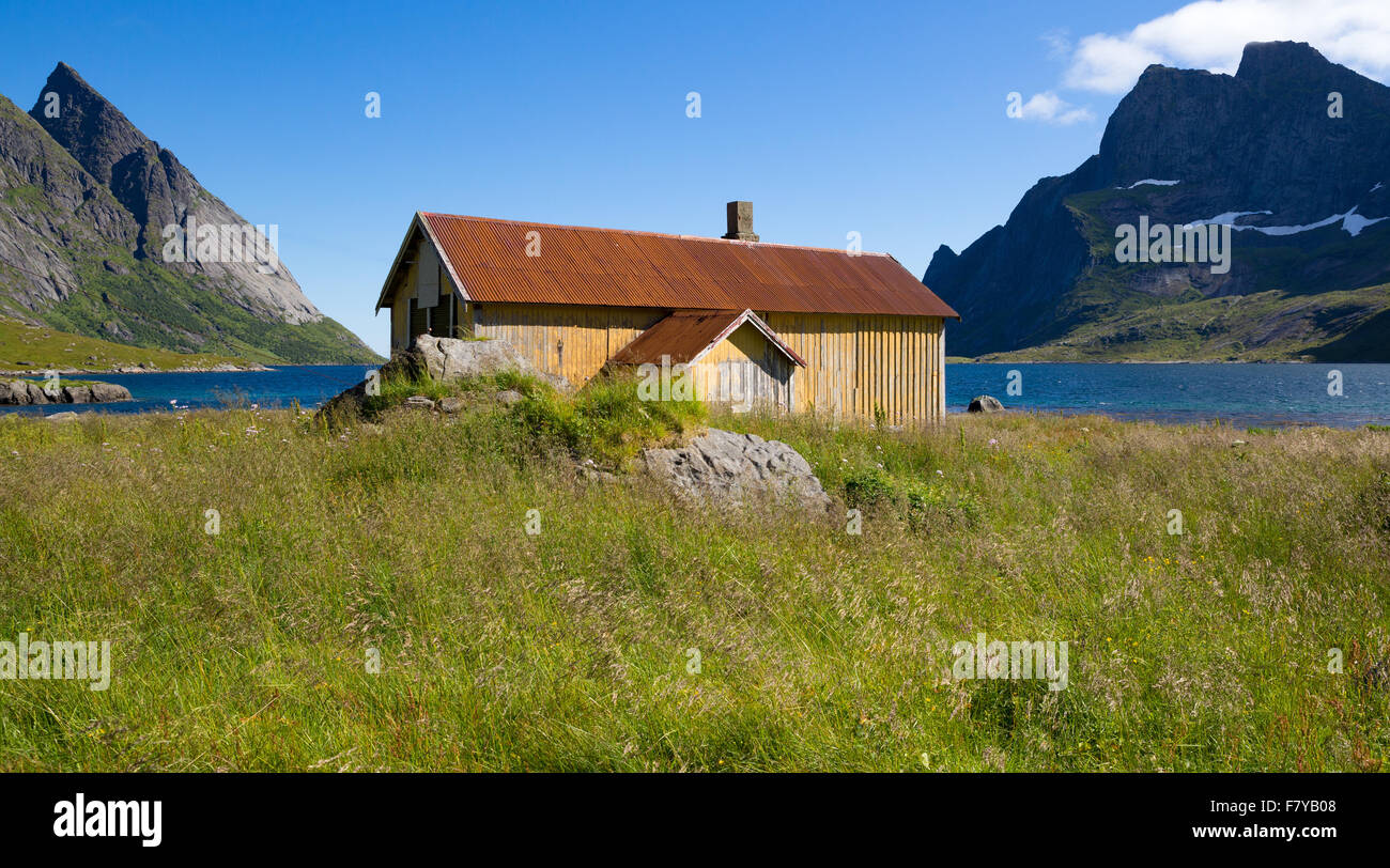 Domaine grange à Vindstad Bunesfjord sur les rivages de l'ouest près de Riene - Lofoten, Norvège Banque D'Images