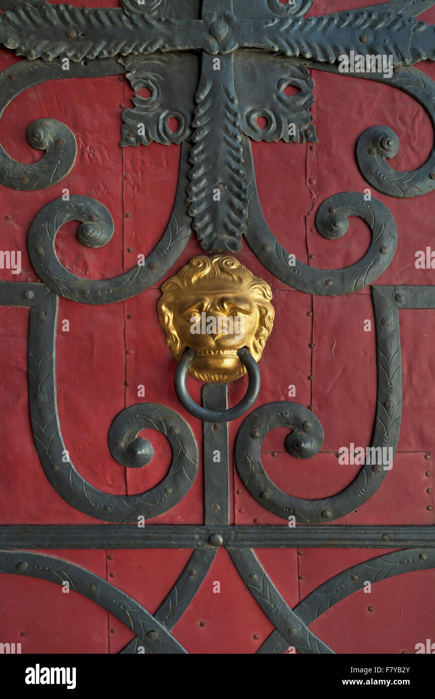 Tête de lion doré heurtoir, vieille porte en fer avec fixations, Görlitz, Syd, Saxe, Allemagne Banque D'Images Tête de lion doré heurtoir, vieille porte en fer avec fixations, Görlitz, Syd, Saxe, Allemagne Banque D'Images