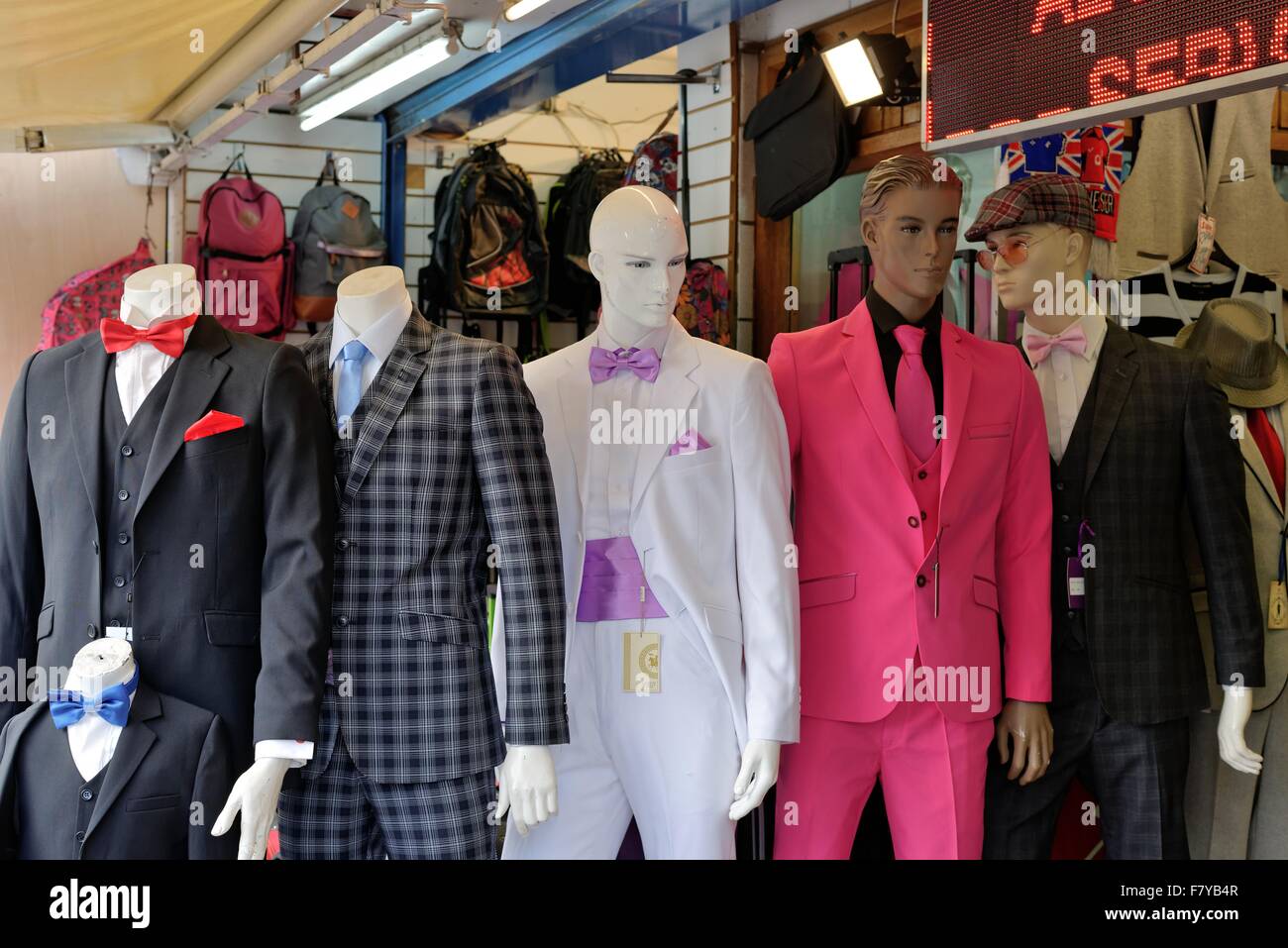 Colouful mens suits sur l'affichage à l'extérieur tailors shop Hounslow West London Banque D'Images