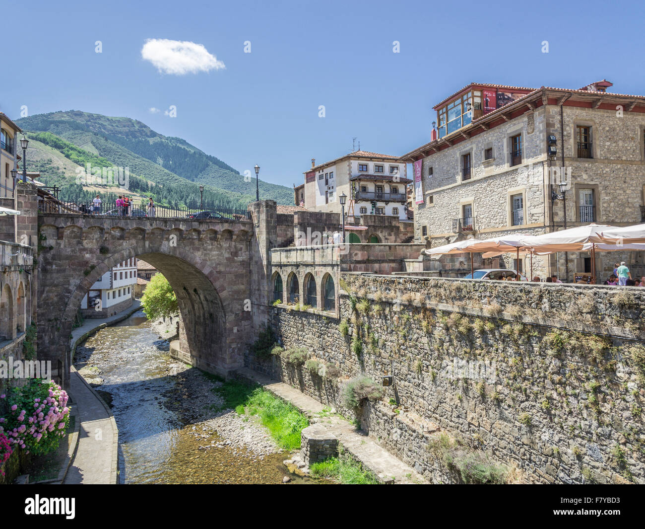 Pont sur la rivière rio quiviesa, potes, Cantabria, ESPAGNE Banque D'Images