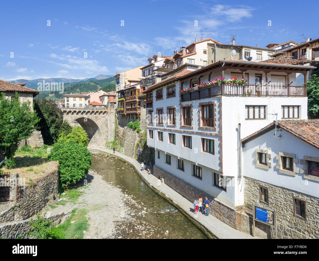 Maisons au bord de la rivière rio quiviesa, potes, Cantabria, ESPAGNE Banque D'Images