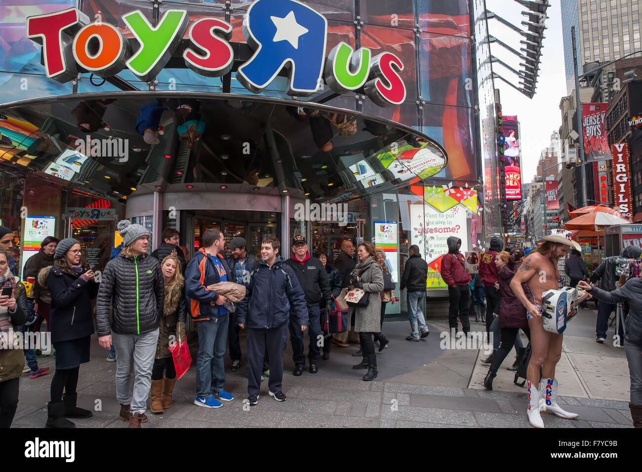 New York, USA. 3 Décembre, 2015. La saison de Noël commence dans la ville de New York. Le 83ème arbre de Noël du Rockefeller Center s'est allumée, au milieu de préoccupations des terrorizim en toute sécurité. Les consommateurs sont occupés à Times Square dans les magasins comme Toys R Us qui s'ouvre dans trois semaines en raison d'une augmentation de loyer. Noël dans la ville de New York est toujours un moment spécial pour beaucoup de New-Yorkais et pour les gens de partout dans le monde même avec les préoccupations des attaques terroristes de Paris étant répétée à Manhattan. Crédit : Scott Houston/Alamy Live News Banque D'Images