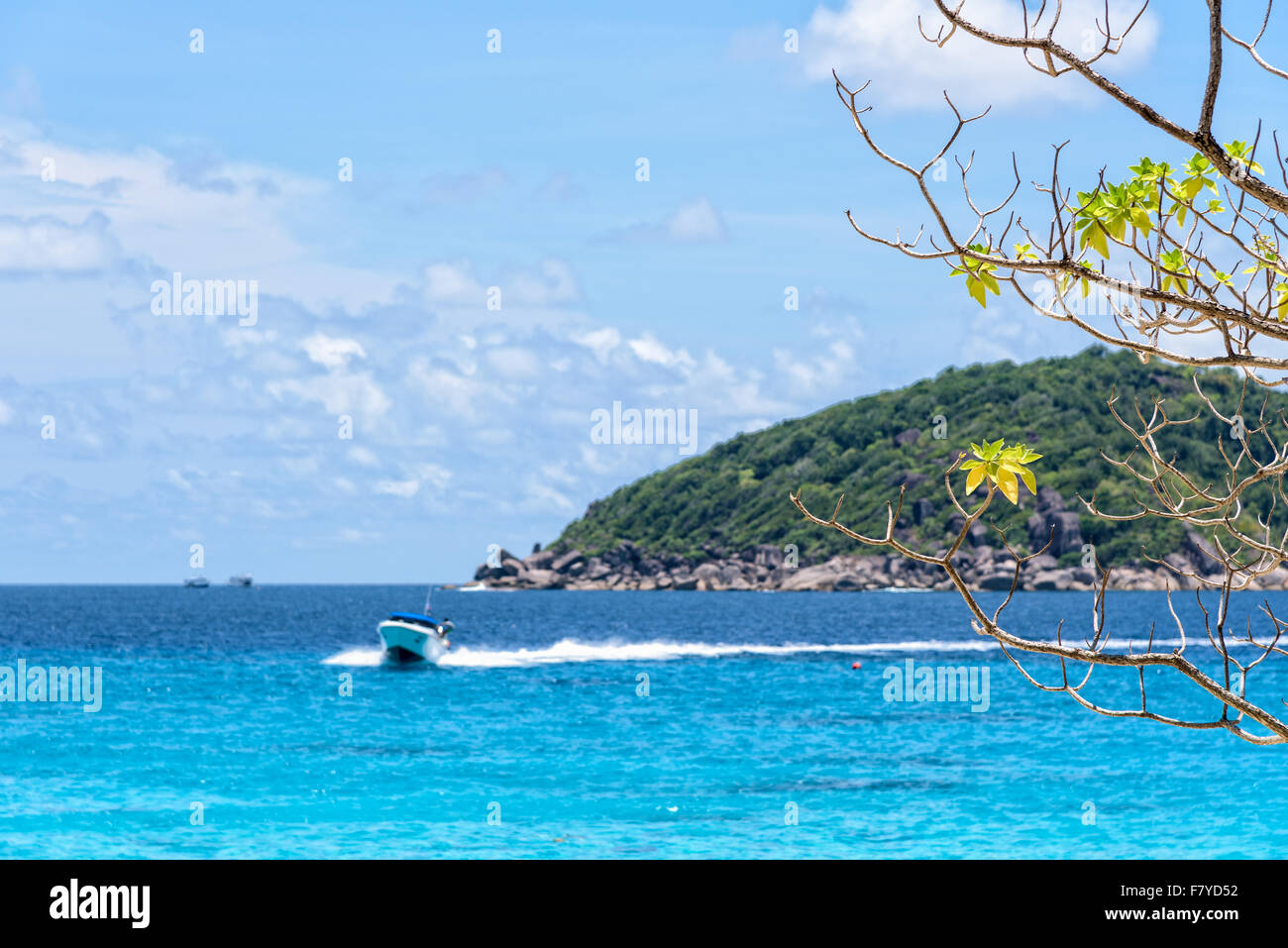 Magnifique paysage de mer bleue et bateau de vitesse en prenant les touristes en visite à l'île de Koh Miang sous le ciel d'été pour le fond Banque D'Images