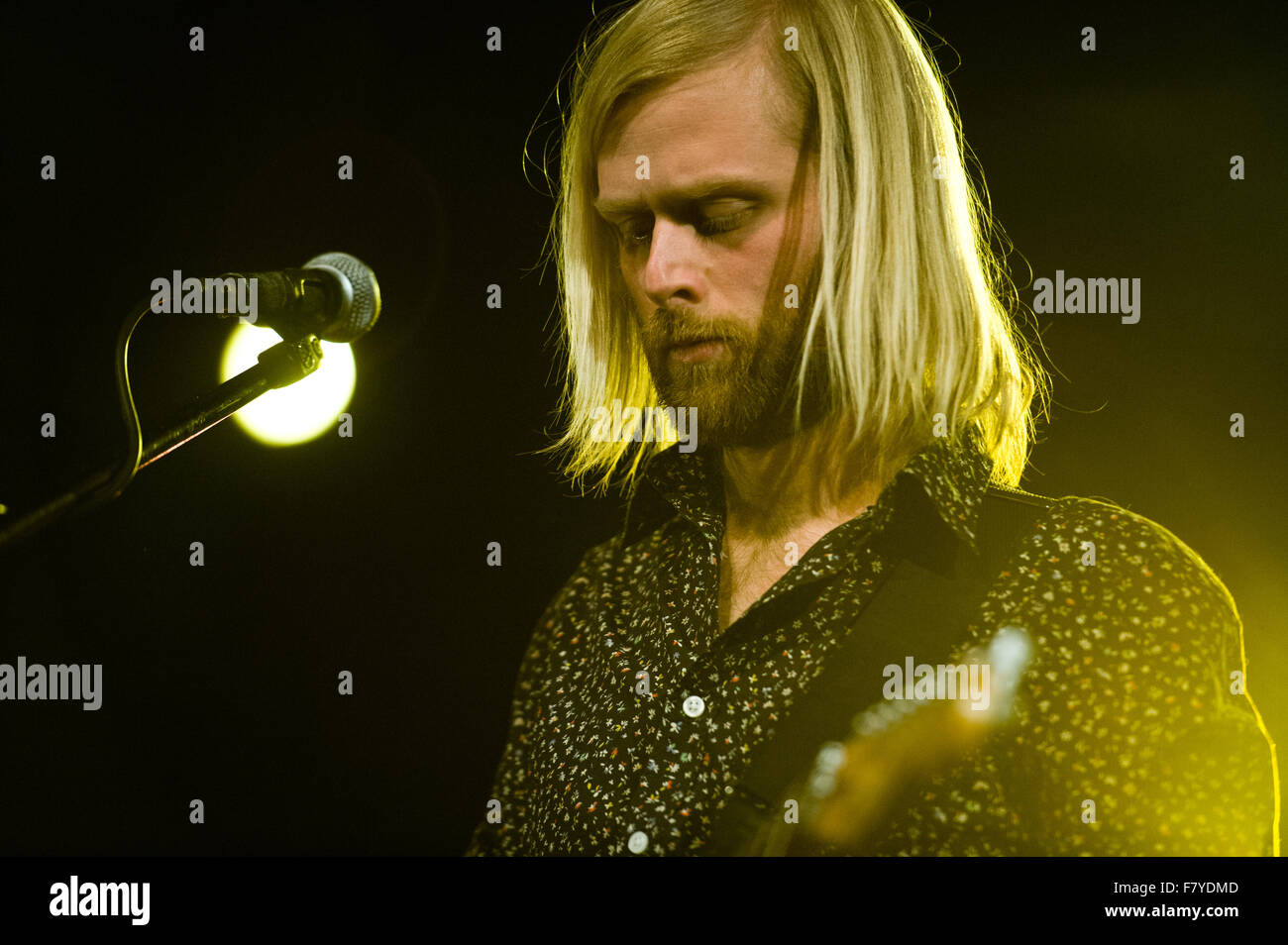 De Belchatow, en Pologne. 3 Décembre, 2015. Luc Oldfield joue avec GypsyFingers au cours de la bande 'Service. Soyez vous-même ! Pologne - Tour 2015". Credit : Marcin Rozpedowski/Alamy Live News Banque D'Images