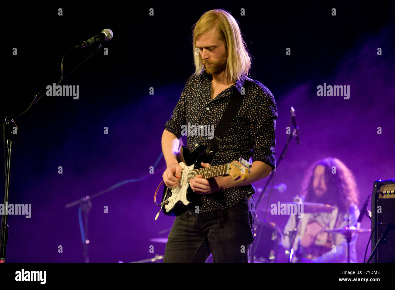 De Belchatow, en Pologne. 3 Décembre, 2015. Luc Oldfield joue avec GypsyFingers au cours de la bande 'Service. Soyez vous-même ! Pologne - Tour 2015". Credit : Marcin Rozpedowski/Alamy Live News Banque D'Images