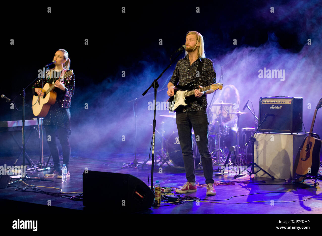 De Belchatow, en Pologne. 3 Décembre, 2015. Luc Oldfield (C) et Victoria Coghlan (L) Exécuter avec GypsyFingers au cours de la bande 'Service. Soyez vous-même ! Pologne - Tour 2015". Credit : Marcin Rozpedowski/Alamy Live News Banque D'Images