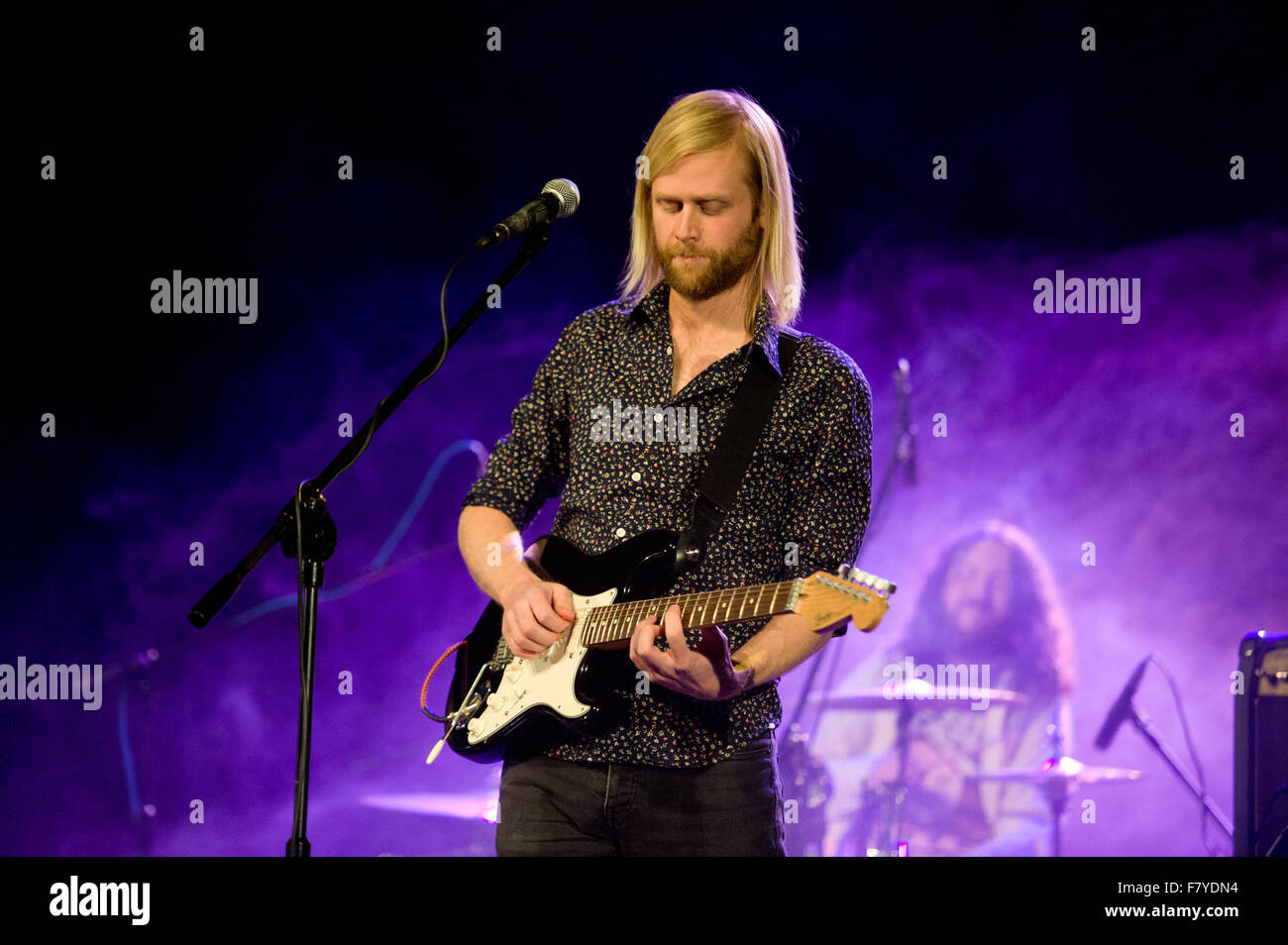 De Belchatow, en Pologne. 3 Décembre, 2015. Luc Oldfield joue avec GypsyFingers au cours de la bande 'Service. Soyez vous-même ! Pologne - Tour 2015". Credit : Marcin Rozpedowski/Alamy Live News Banque D'Images