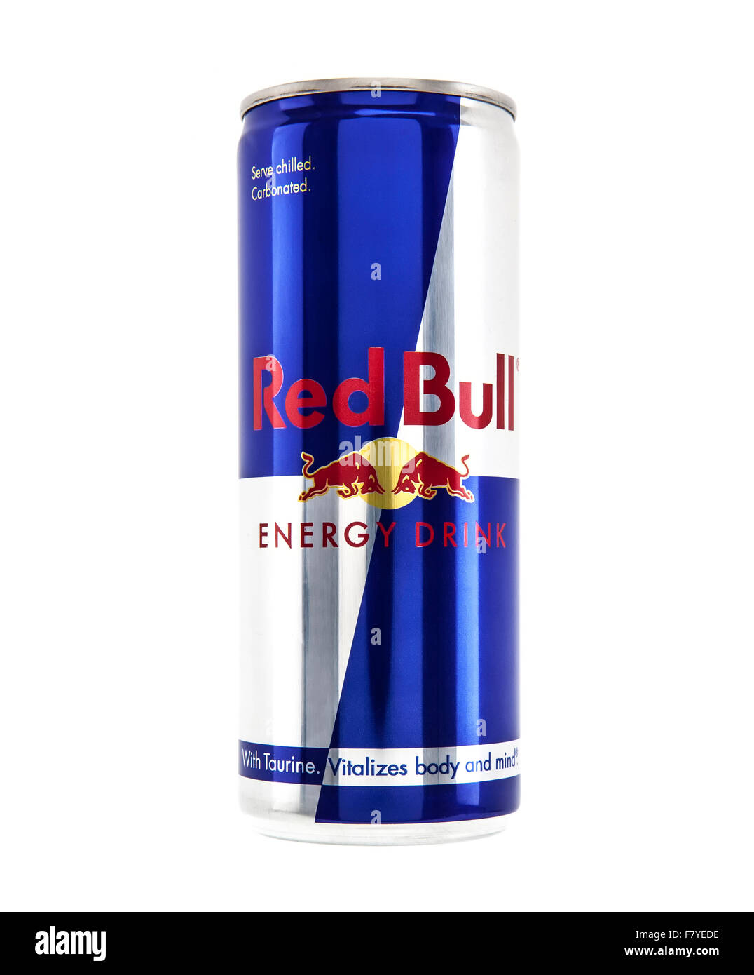 Peut de Red Bull Energy Drink sur fond blanc Banque D'Images