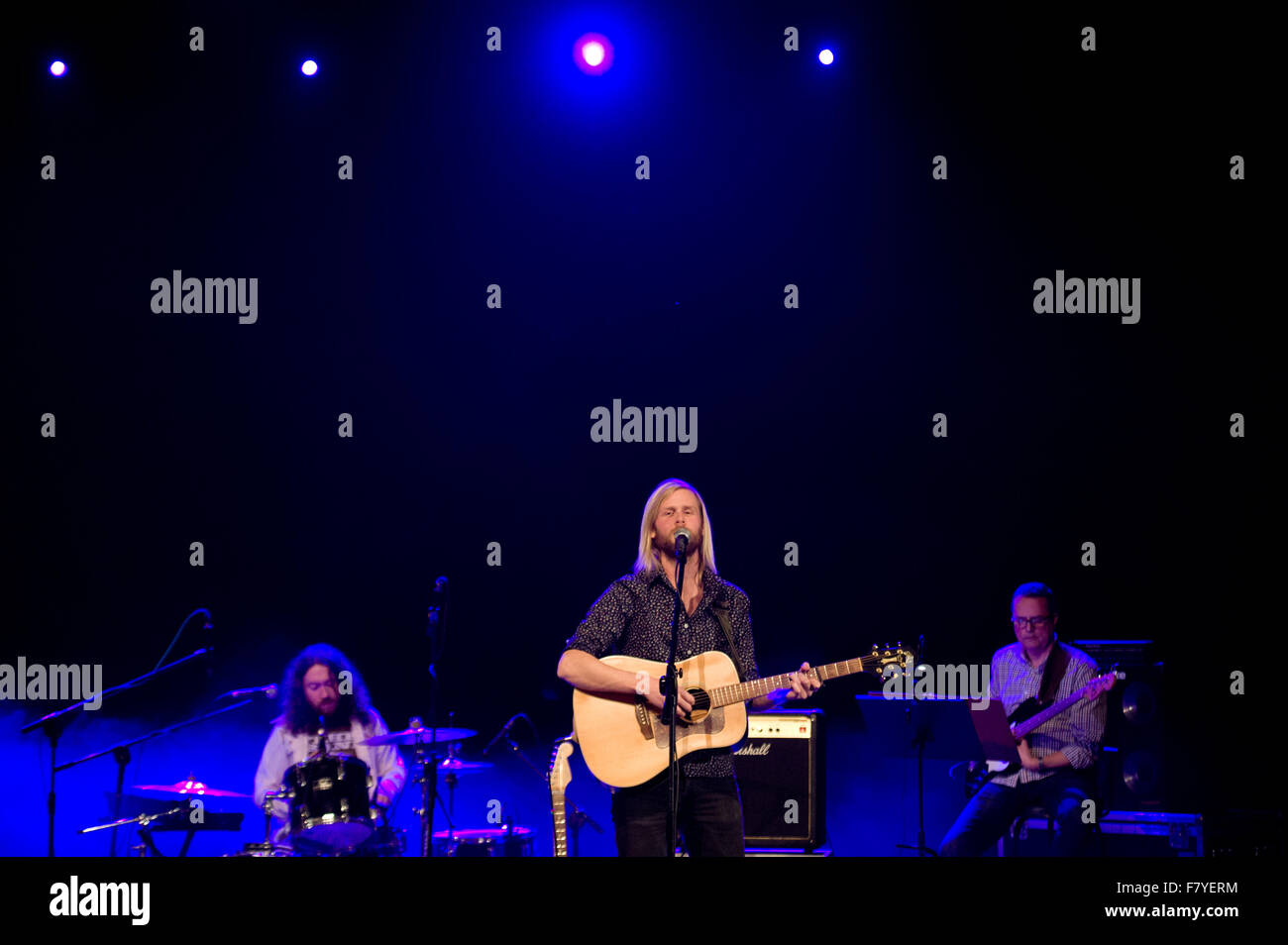 De Belchatow, en Pologne. 3 Décembre, 2015. Luc Oldfield (C) effectue avec GypsyFingers au cours de la bande 'Service. Soyez vous-même ! Pologne - Tour 2015". Credit : Marcin Rozpedowski/Alamy Live News Banque D'Images