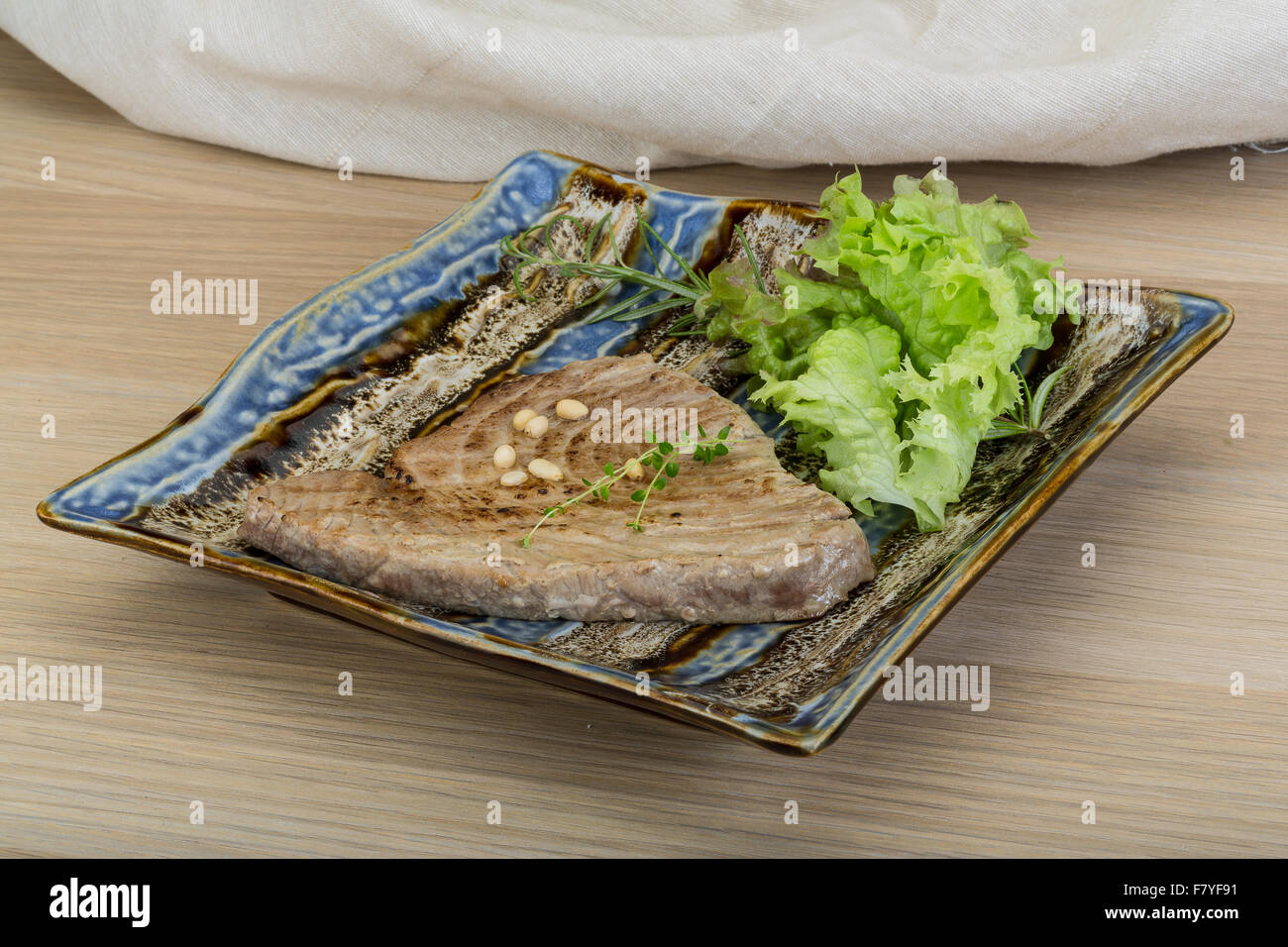 Steak de thon grillé au romarin et à l'écrou de cèdre Banque D'Images