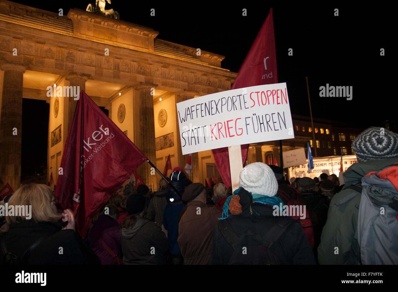 Berlin, Allemagne. 3 Décembre, 2015. Manifestation contre l'intervention militaire en Syrie. Les exportations d'armes 'Stop' Banque D'Images