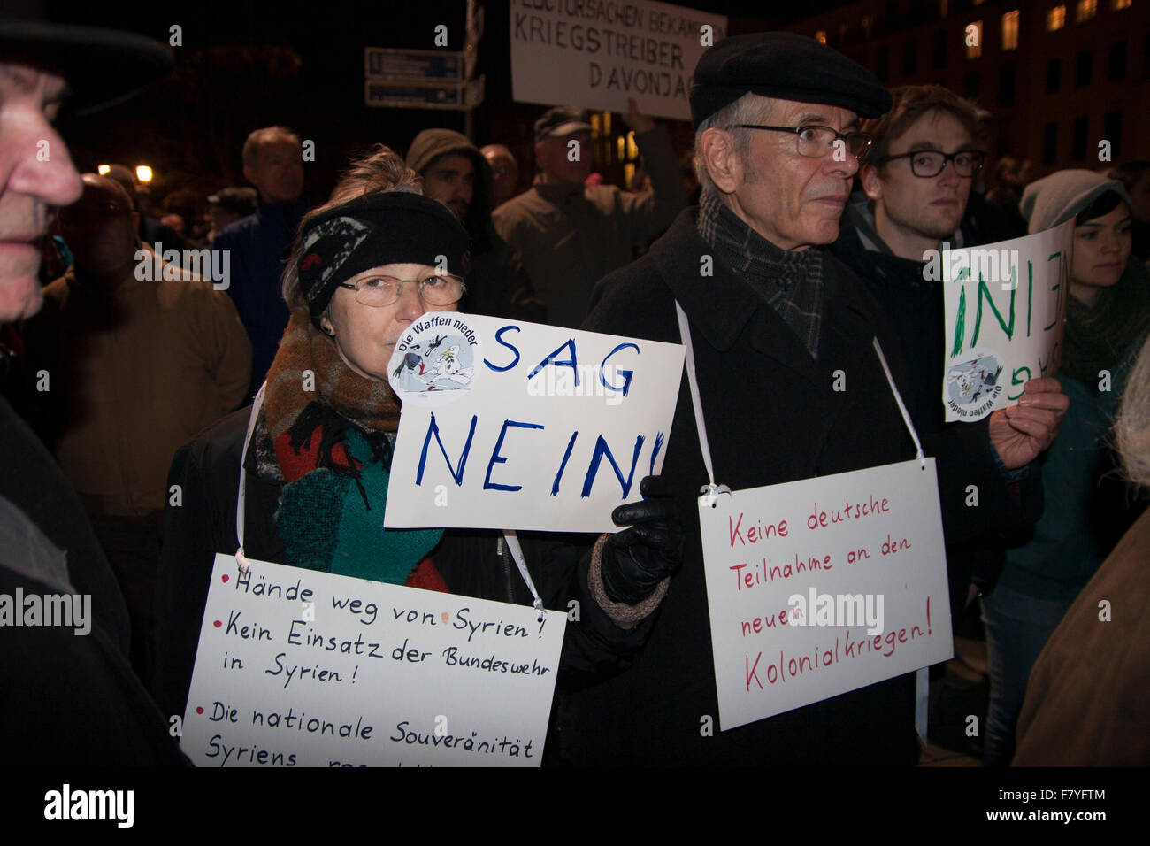 Berlin, Allemagne. 3 Décembre, 2015. Manifestation contre l'intervention militaire en Syrie. Banque D'Images