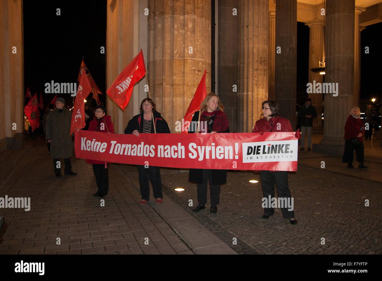 Berlin, Allemagne. 3 Décembre, 2015. Manifestation contre une intervention militaire allemande en Syrie. 'Pas de tornades (avion de chasse allemand) à la Syrie" Banque D'Images