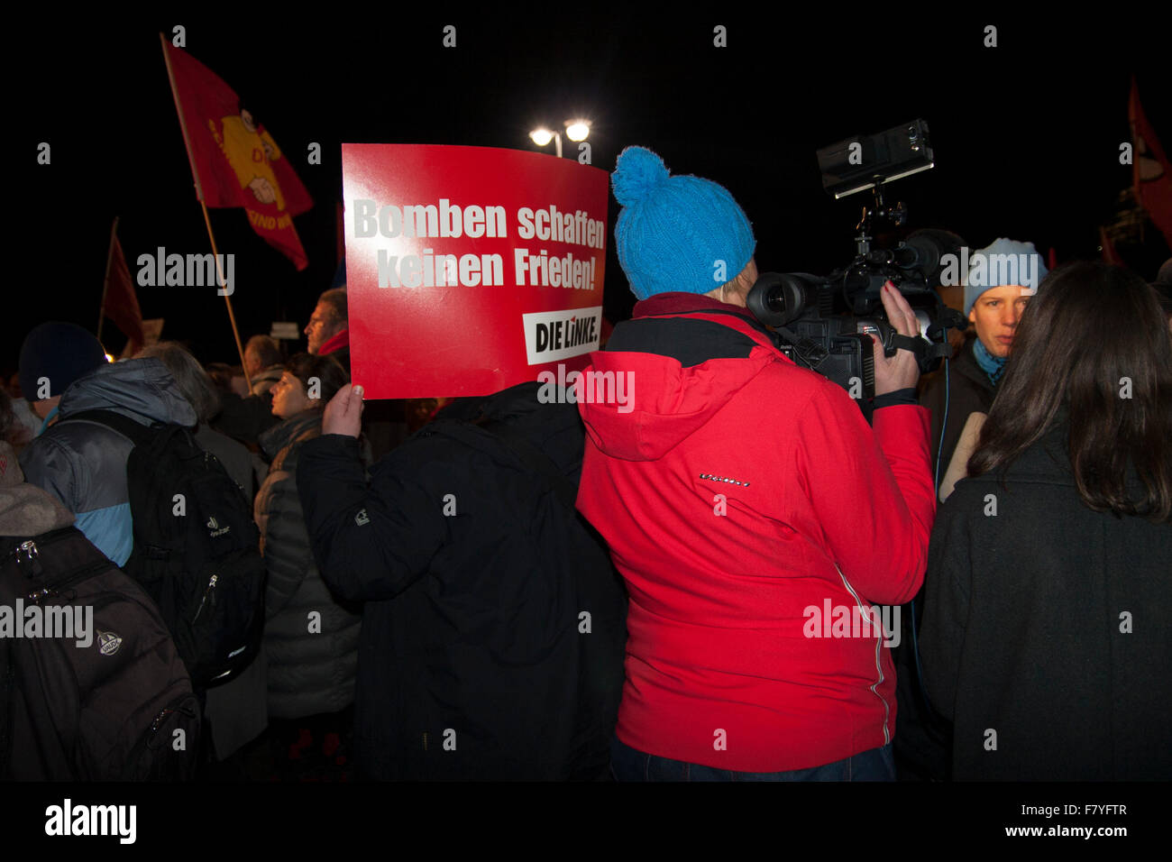 Berlin, Allemagne. 3 Décembre, 2015. Manifestation contre l'intervention militaire en Syrie. Banque D'Images