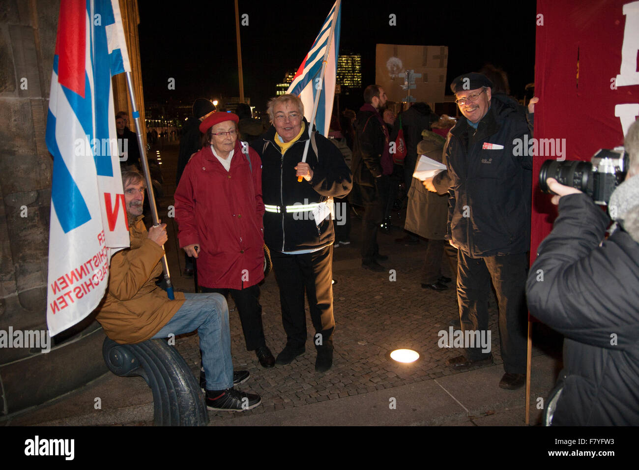 Berlin, Allemagne. 3 Décembre, 2015. Manifestation contre l'intervention militaire en Syrie. Banque D'Images