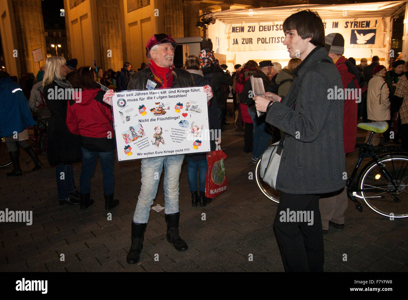 Berlin, Allemagne. 3 Décembre, 2015. Manifestation contre l'intervention militaire en Syrie. Banque D'Images