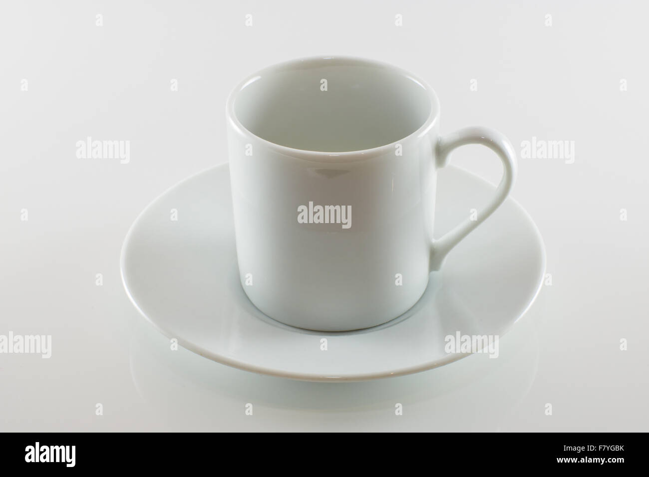 Tasse blanche sur fond blanc Banque D'Images