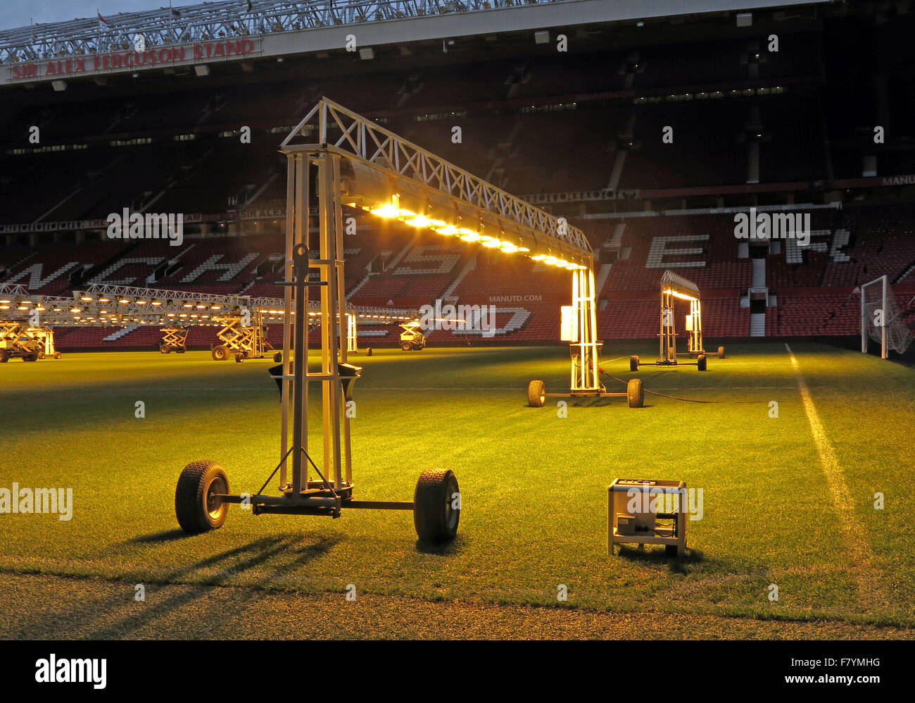 Garder les lumières emplacements d'herbe en été dans des profondeurs de l'hiver,Old Trafford, Manchester, Angleterre, Royaume-Uni Banque D'Images