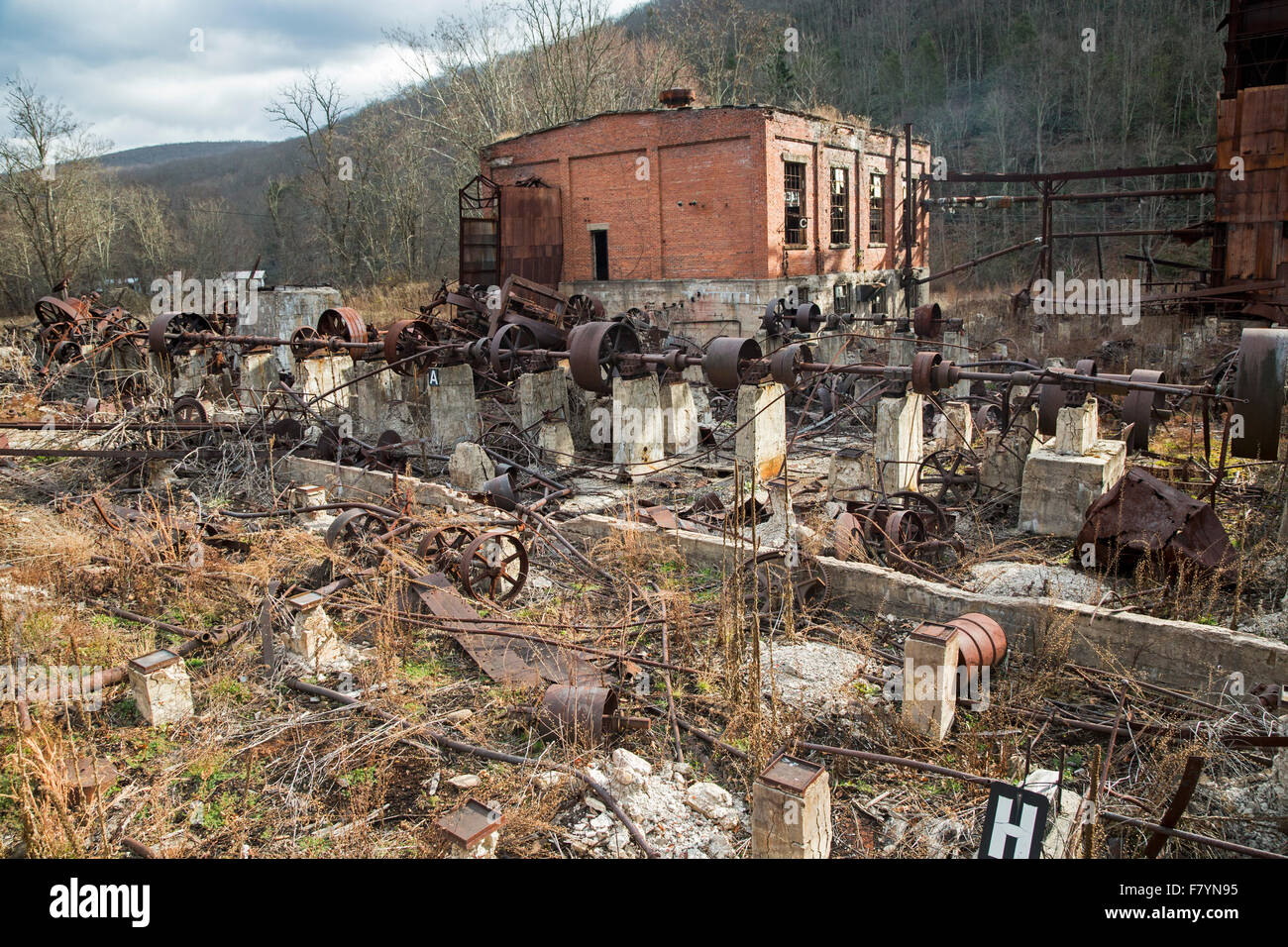 Cass, West Virginia - Les ruines de la Virginie de l'Ouest l'entreprise de pâtes et papiers, usine de bois d'aujourd'hui partie d'un state park. Banque D'Images