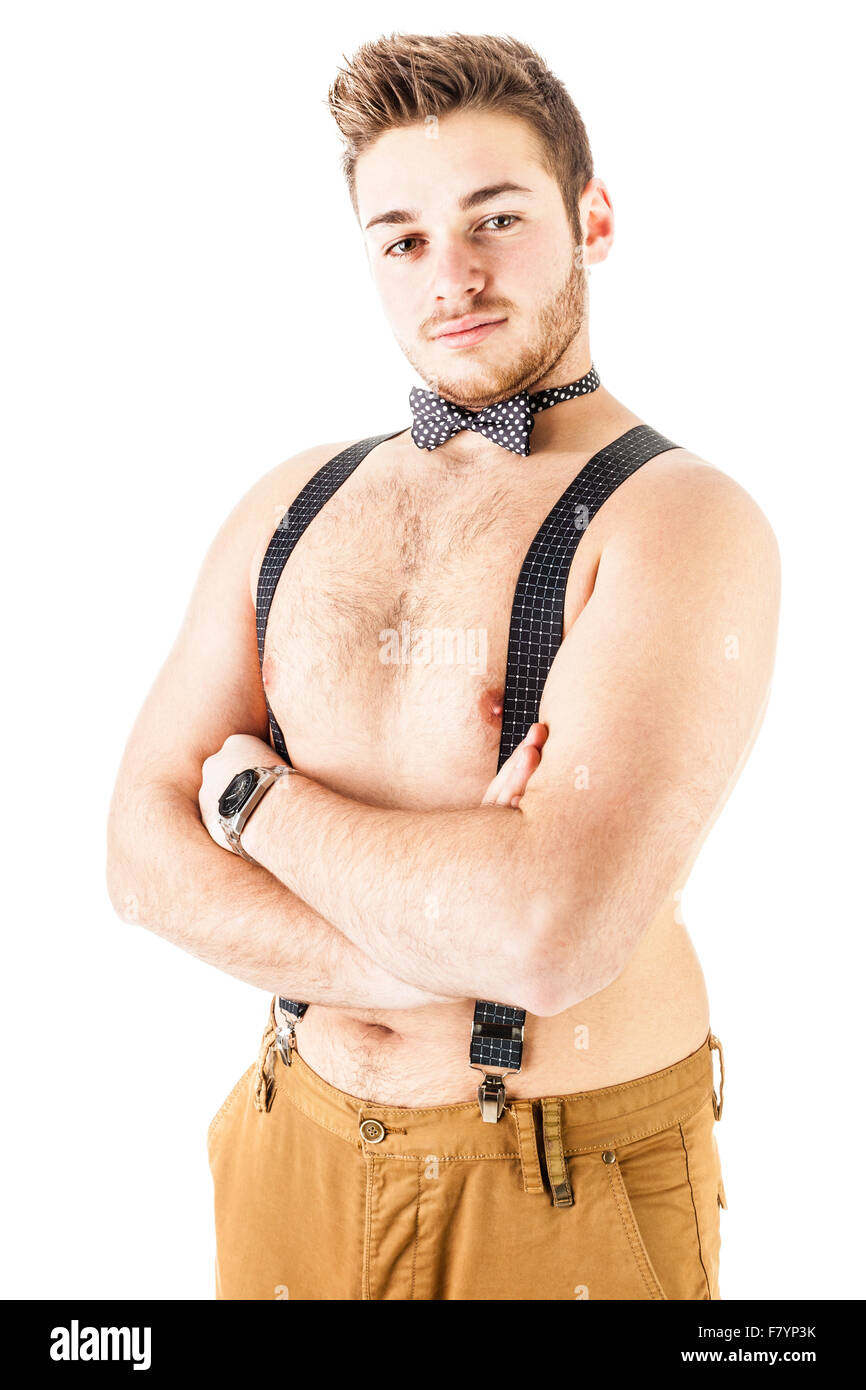 Un beau jeune homme torse nu et sexy avec bretelles et une cravate d'arc  isolé sur fond blanc Photo Stock - Alamy