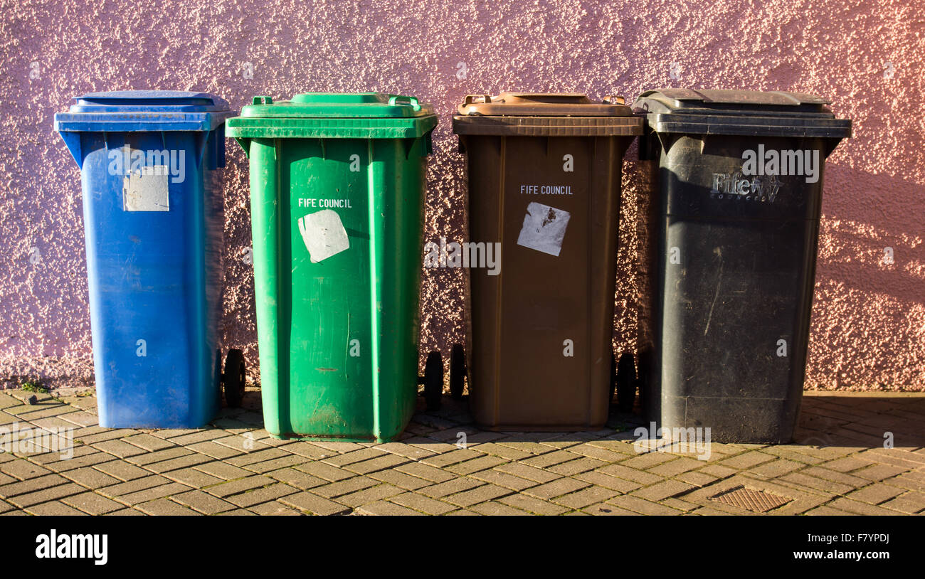 Rangée de bacs. Bac bleu bac vert, gris, brun et bin bin de recyclage. Banque D'Images