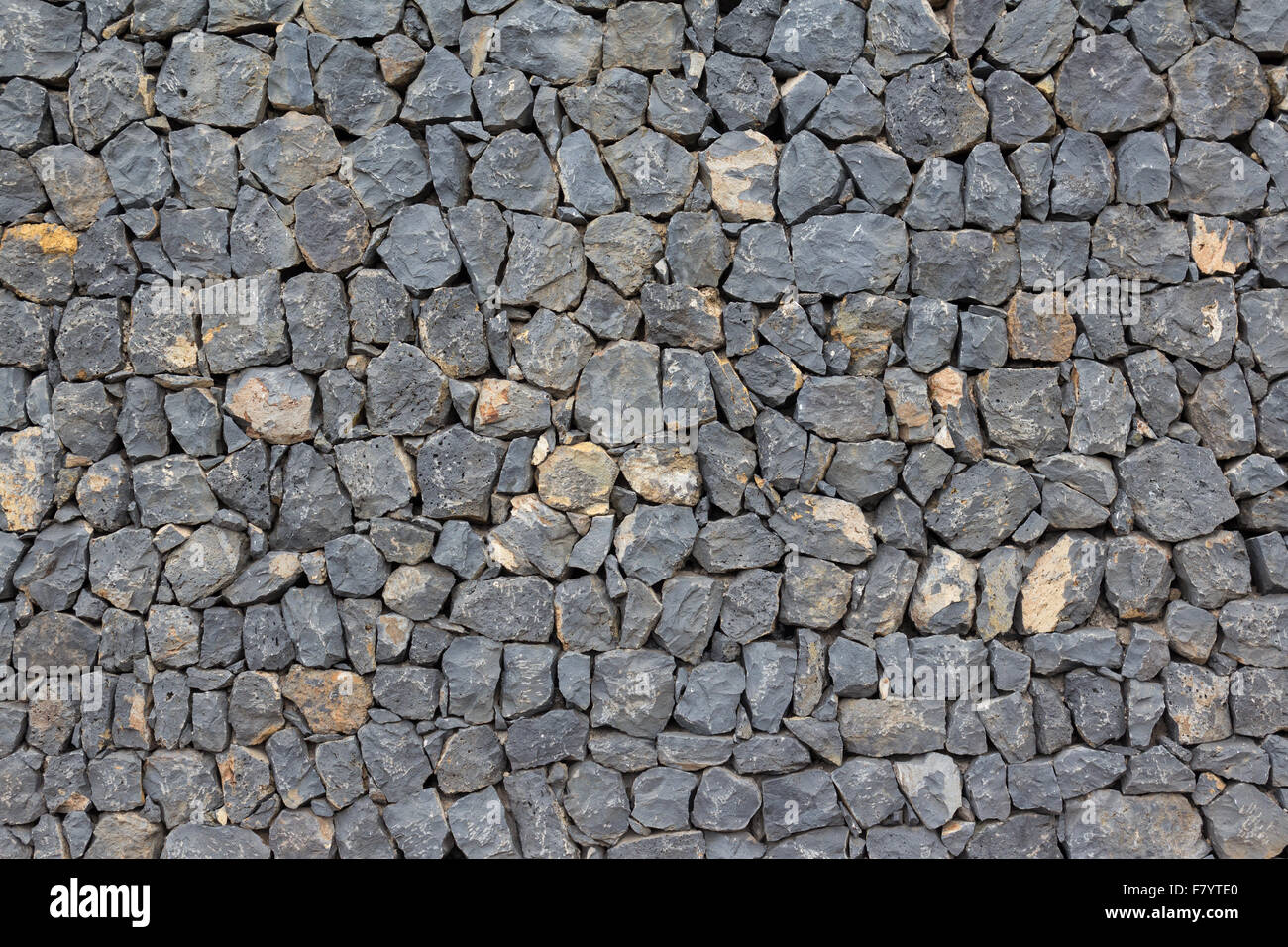 Mur en pierres naturelles Contexte - les roches sombres d'extérieur de bâtiment Banque D'Images