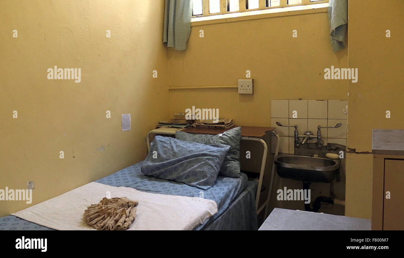 La cellule '2', à l'infirmerie de la prison de Kgosi Mampuru II centre de Pretoria (Afrique du Sud), photographié au cours d'une tournée des médias le 29 novembre 2015. La cellule avait un lit simple et un lavabo avec une fenêtre qui donnait sur une cour de la prison. Oscar Pistorius a eu lieu ici pendant un an pour des prises de son amie morte. Photo : Stuart Graham/dpa Banque D'Images