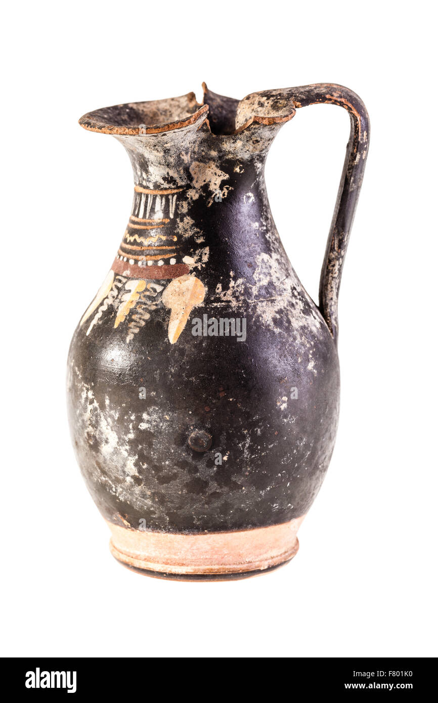 Ancienne poterie noire des Pouilles oenochoe isolé sur fond blanc Banque D'Images