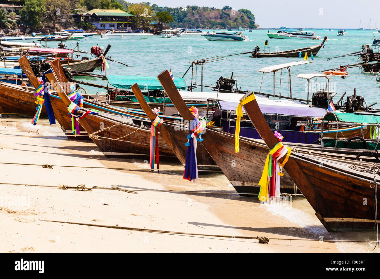 La proue d'un bateau longue queue thaï traditionnel décoré avec des rubans et des fleurs jaunes comme un bonheur Banque D'Images
