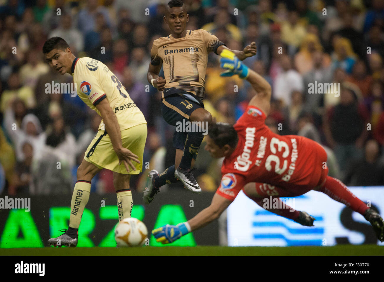 La ville de Mexico, Mexique. 19Th Mar, 2015. America's gardien Moises Munoz (F) tente d'attraper la balle lors de la demi-finale du tournoi d'ouverture de la Ligue MX contre Pumas de la UNAM, au stade Azteca de Mexico, capitale du Mexique, le 3 décembre 2015. Les pumas de la UNAM a gagné 3-0. © Pedro Mera/Xinhua/Alamy Live News Banque D'Images