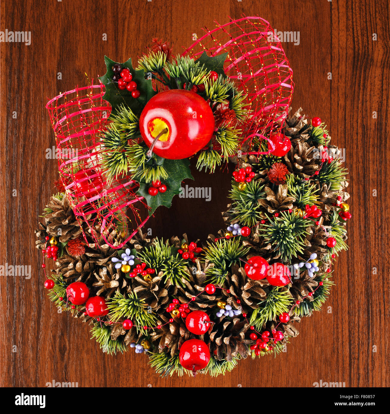 Couronne de Noël avec du rouge et or décorations babiole Banque D'Images