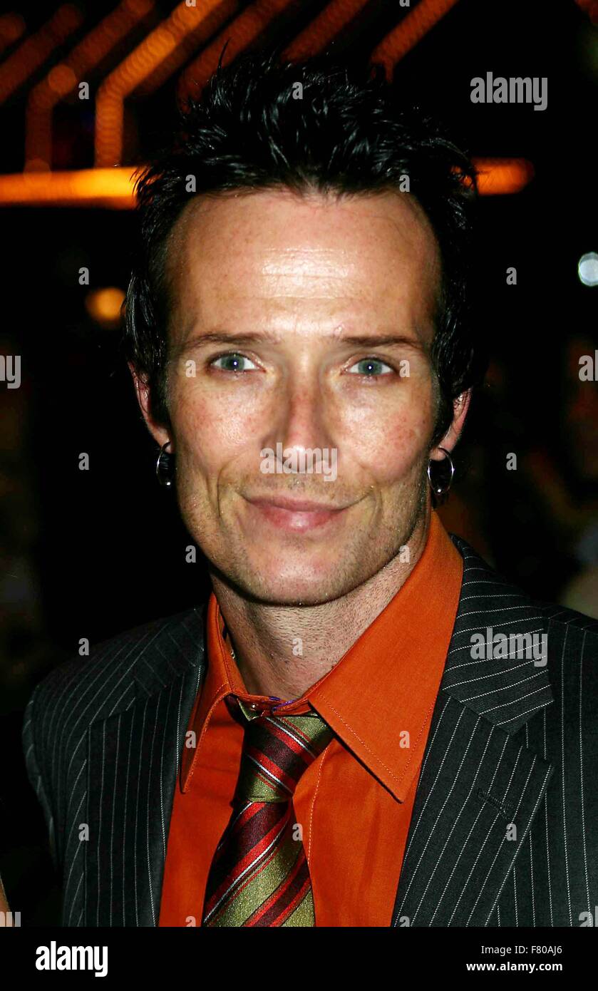 Fichier. 19Th Mar, 2015. SCOTT WEILAND, mieux connu comme le chanteur de Stone Temple Pilots et Velvet Revolver a 'est décédé dans son sommeil tandis que sur un tour, à Bloomington, Minnesota.' Le chanteur tourné 48 le 27 octobre. Weiland longtemps souffert de problèmes de toxicomanie. Photo : Scott Weiland - Olympus Fashion Week : agneau par Gwen Stefani 2006 Collection de printemps au Bryant Park New York New York 2005. © Mitchell Levy/Globe Photos/ZUMAPRESS. Credit : ZUMA Press, Inc./Alamy Live News Banque D'Images