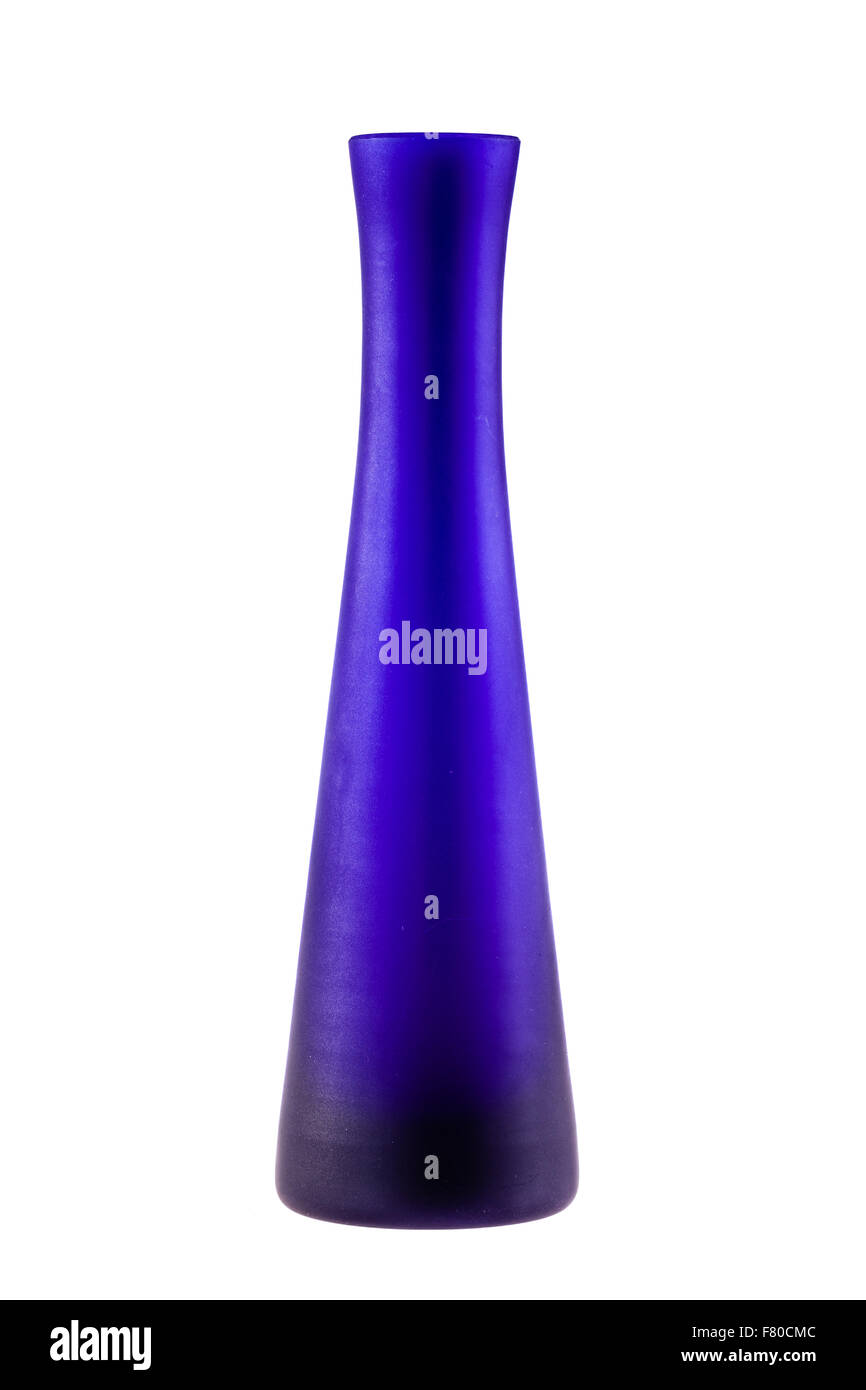 Un mince en verre bleu vase isolé sur fond blanc Banque D'Images