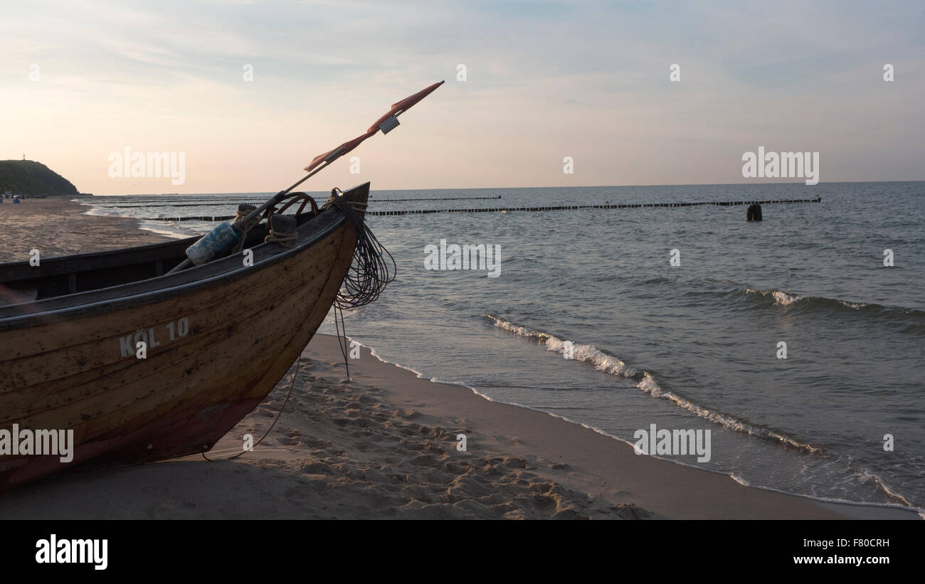 Bateau de pêche sur la plage, à loddin kölpinsee, 109, 108-district de Greifswald, mecklenburg-vorpommern, Allemagne Banque D'Images