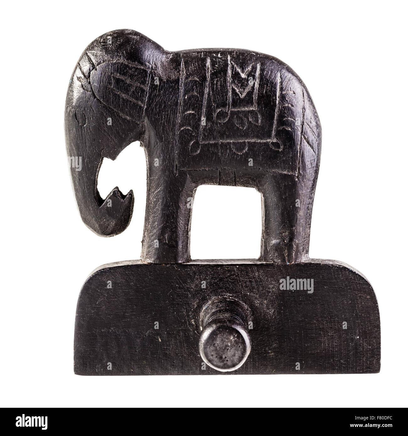 Un éléphant en bois en forme de cintre noir isolé sur fond blanc Banque D'Images
