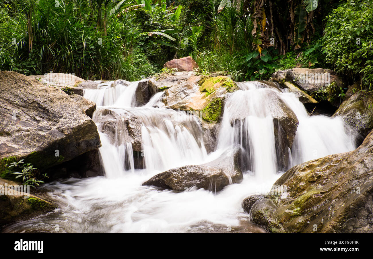 Une chute d'eau dans la vallée de Mae Sa près de Chiang Mai, Thaïlande. Banque D'Images