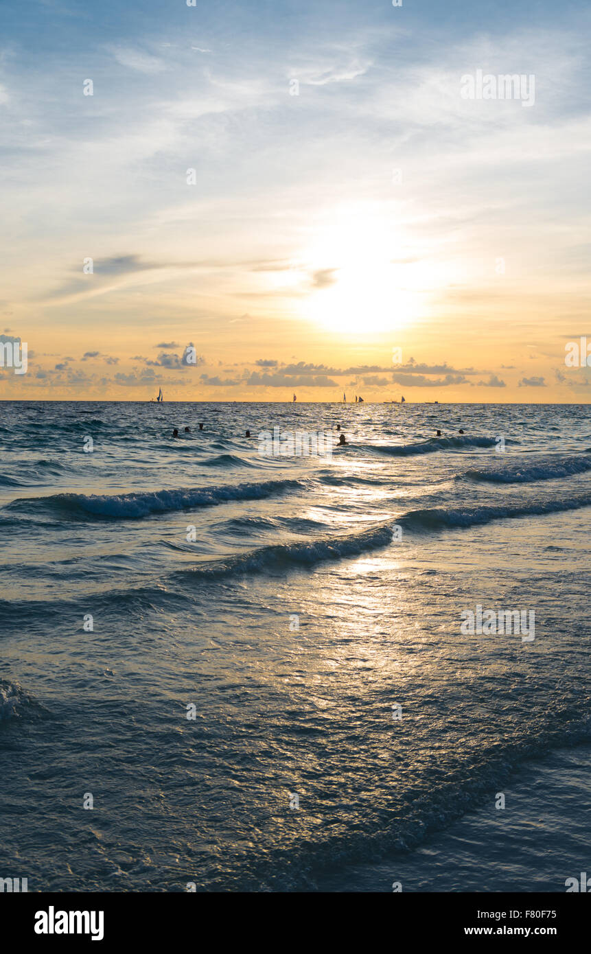 Magnifique coucher de soleil sur une mer tropicale Banque D'Images