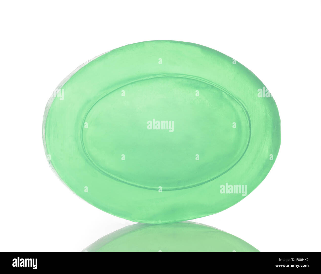 Barre de savon vert transparent sur fond blanc Banque D'Images