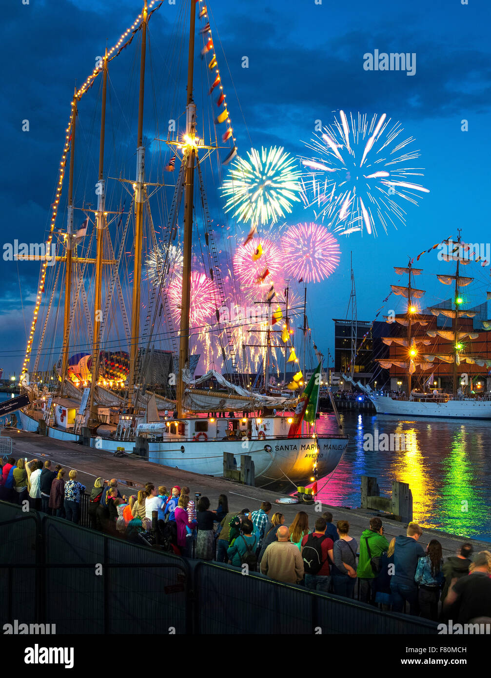 Tall Ships Titanic Belfast Odyssey Fireworks Banque D'Images